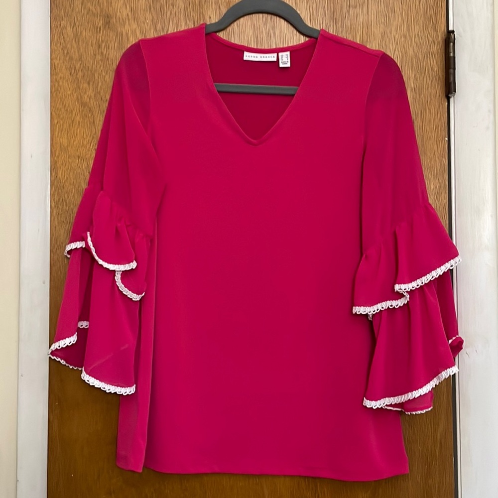 Beautiful Susan Graver liquid knit top with flowing sleeves.